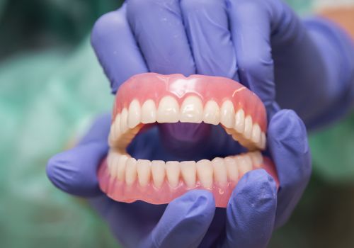 Из чего делают зубные протезы