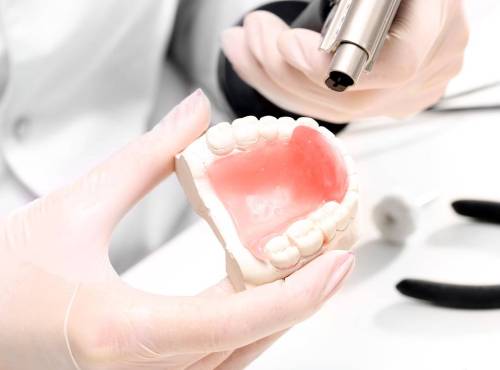 mozhno li skleit zubnoy protez