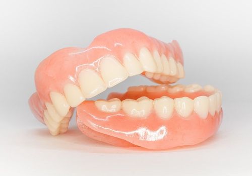 Зубные протезы с прилипающим эффектом