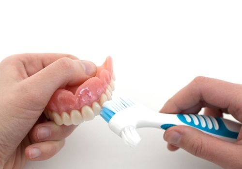 Щетка для чистки зубных протезов