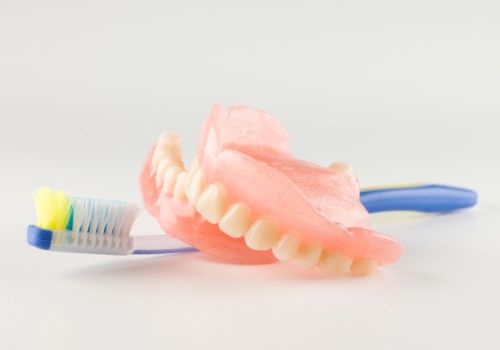 Уход за съемными зубными протезами из пластмассы