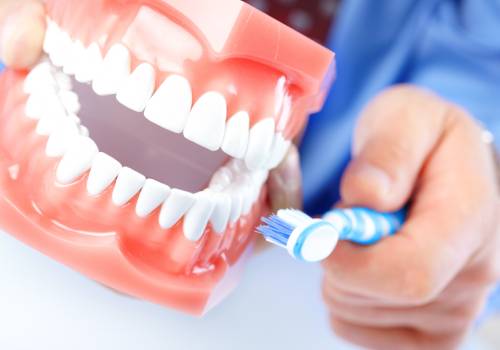 Как ухаживать за зубными протезами